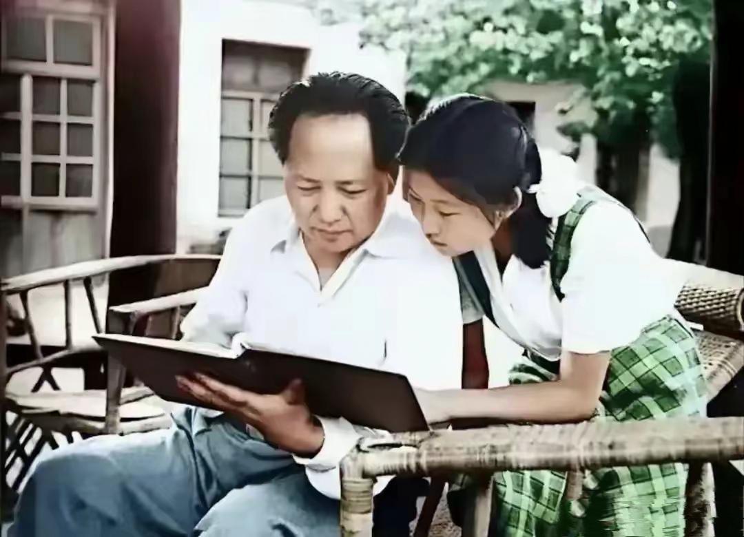 这张照片是毛主席陪着小女儿李讷一同看书，画父女二人相伴品读，温情满满，尽显伟人柔