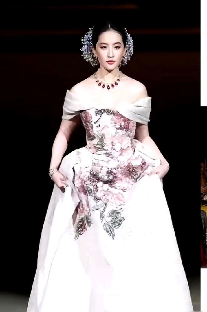 38岁刘亦菲的生图，直接把内娱精修骗局撕得稀碎。
 
白玉兰红毯穿LV鎏金抹胸裙