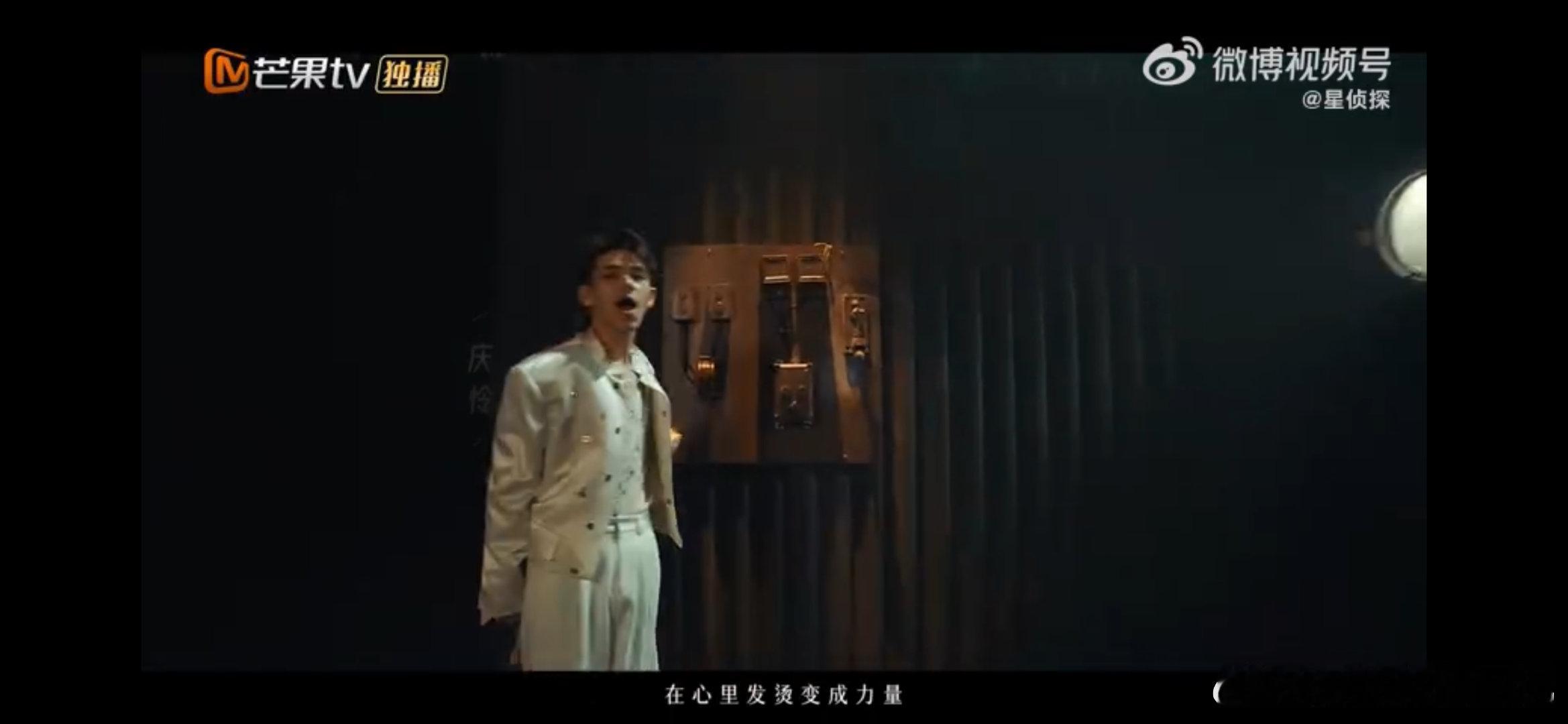 #庆怜披荆斩棘的弟弟哥#在《披荆斩棘的哥哥》节目中，他将以满腔热血和不懈努力，挑