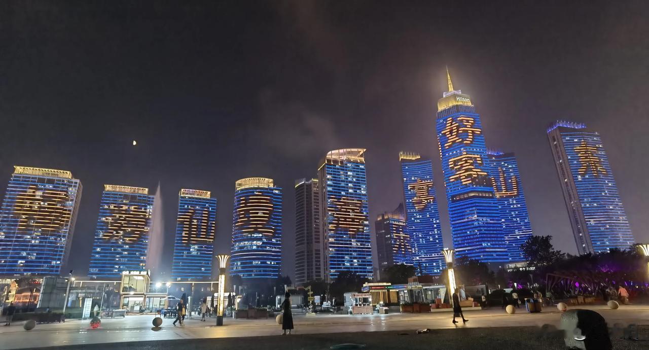 夜色降临，灯光璀璨。
        夜色降临，烟台滨海广场灯光亮起，游人被深深