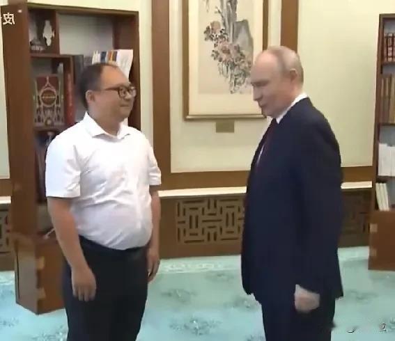普京与彭湃的缘分太让人感慨了！2000年，普京首次访华，在北海公园与年幼的彭湃互