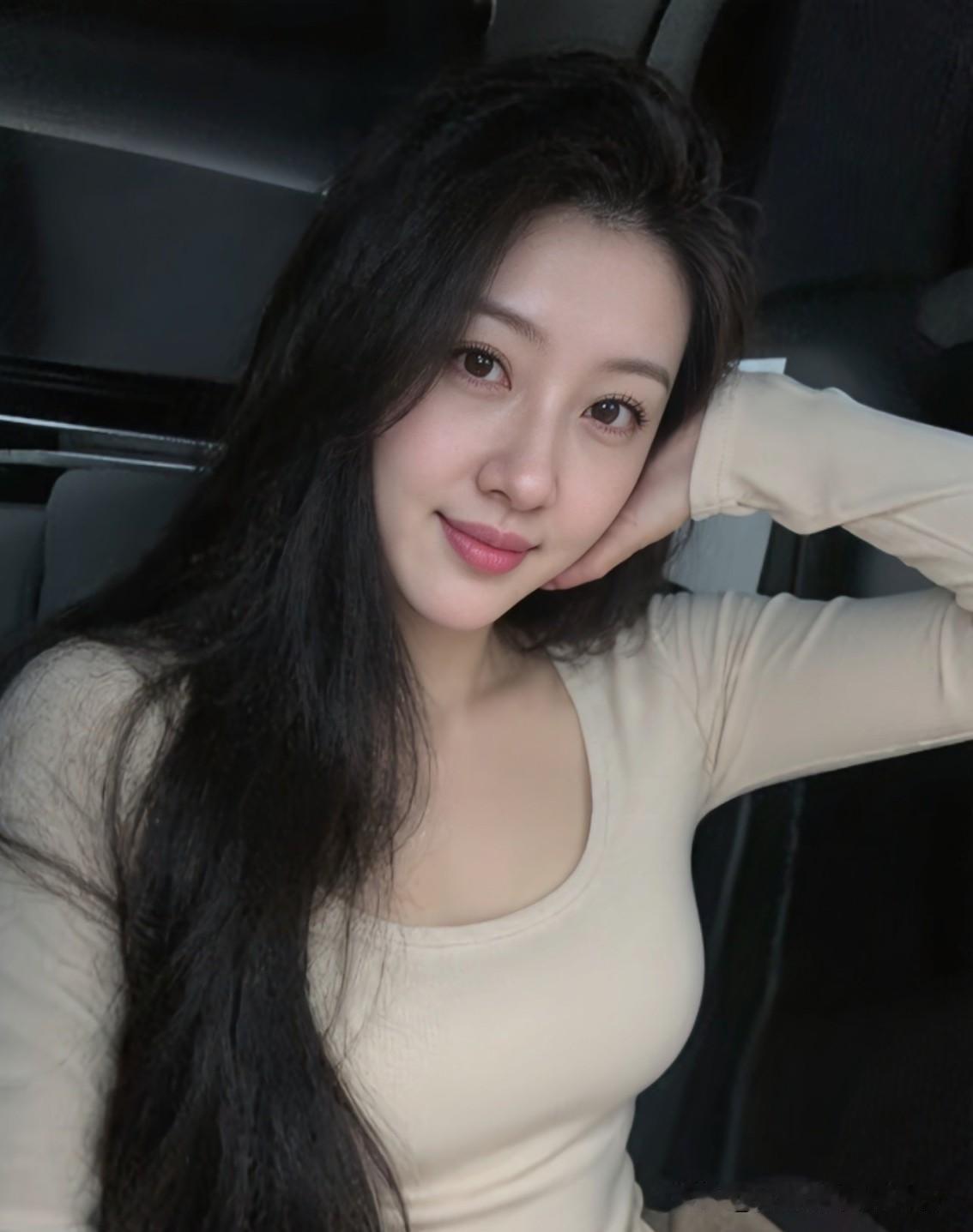 幸福哪有什么标准答案，
有人蹲路边摊嗦粉也会拍张照留念，
有人撞见一场日落就觉得