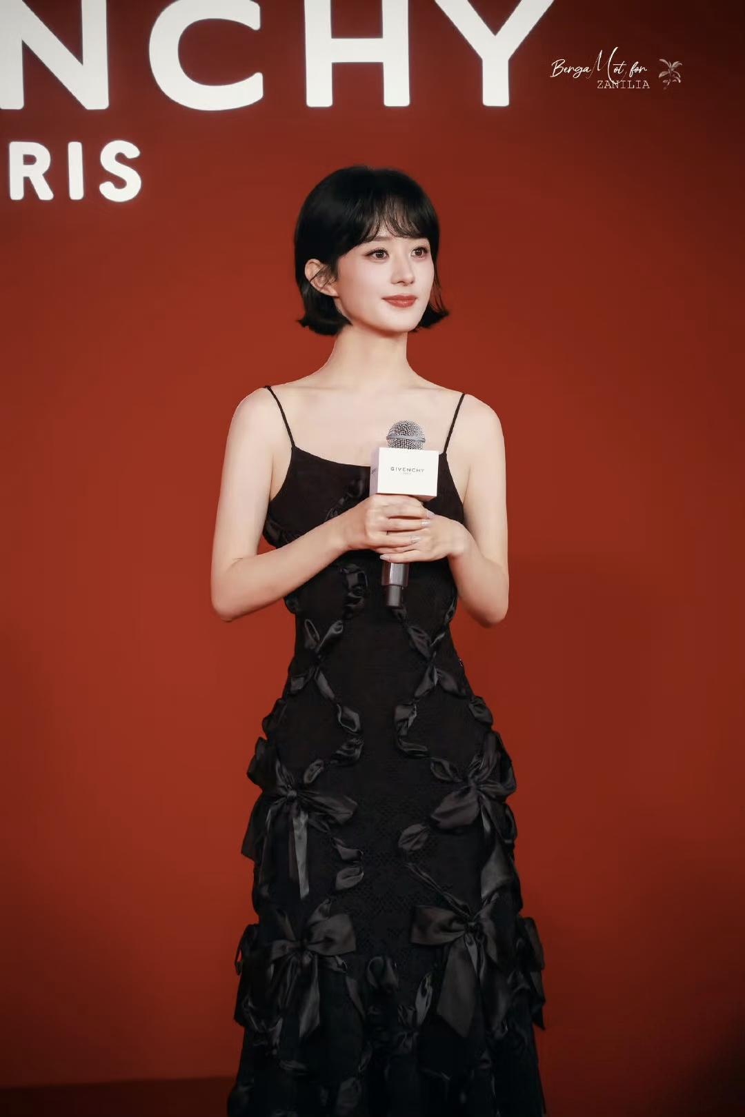 主持人问赵丽颖，在您没当演员之前是做什么工作的。
 
赵丽颖一点不遮掩说，我以前