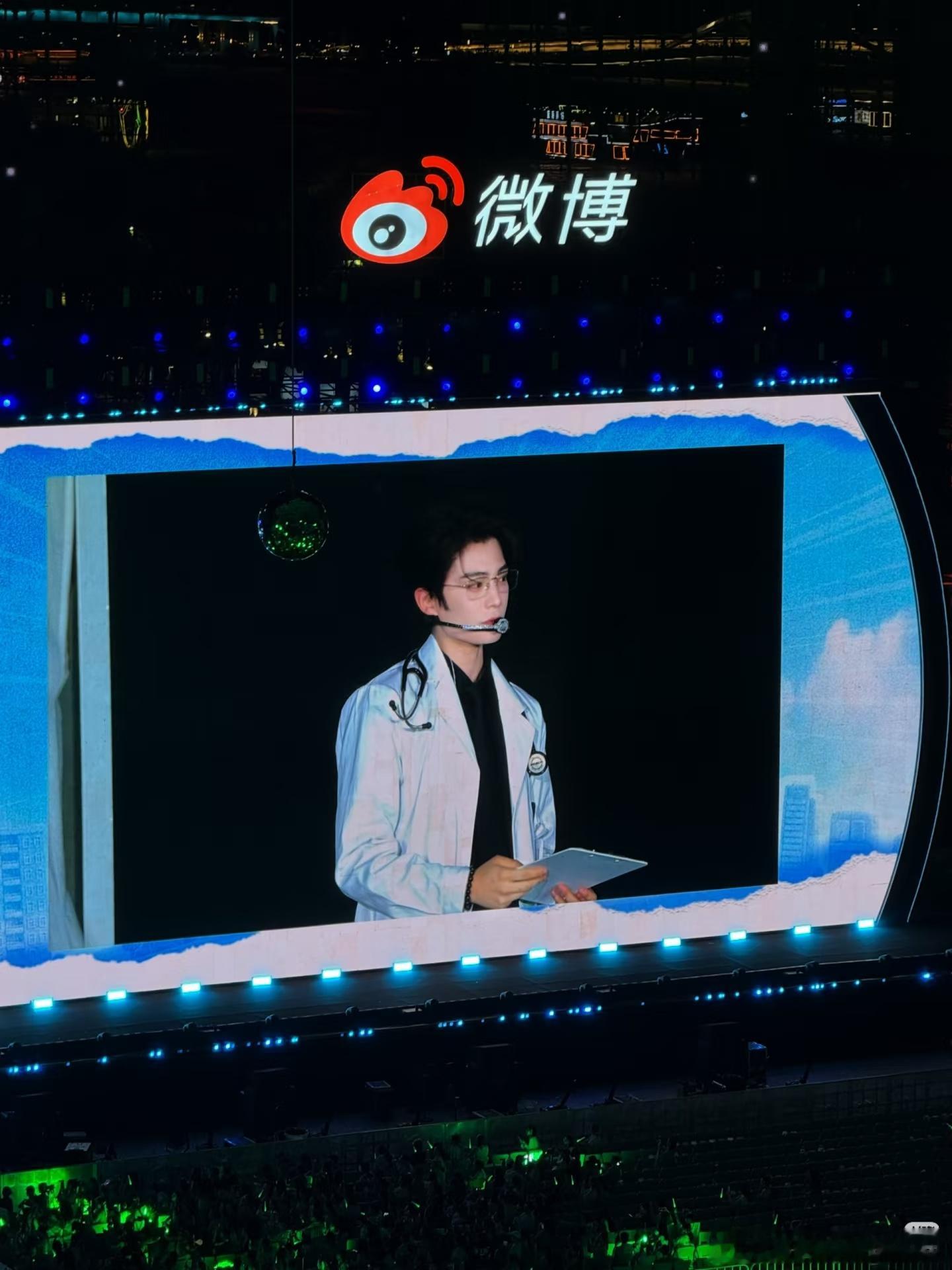 主办方请到丁禹兮真的赚到了，好多小海棠，满屏的绿海，被震撼到了，不愧是压轴出场，