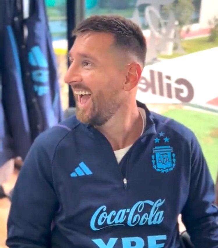 梅西新发型，可以收藏进表情包，[呲牙]关键是这发型也很适合，清爽帅气，爆表了。