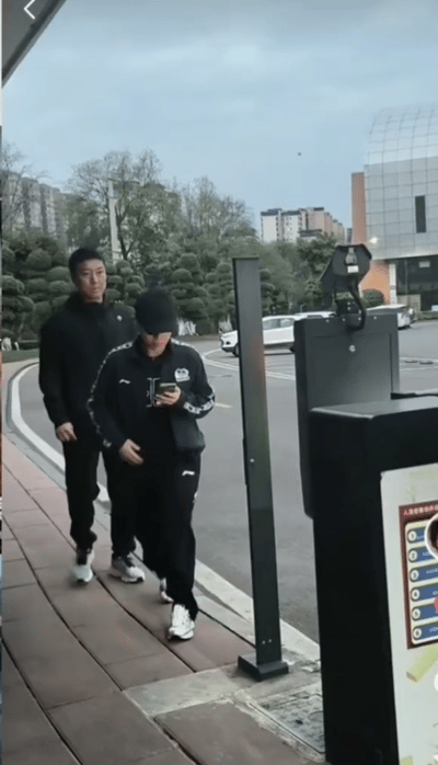 王艺迪很可能换教练了，夺得第三次队内赛冠军后，和郑长弓教练一起外出。
一起同行的