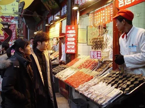 2004年，中韩合拍剧《北京,我的爱》拍摄期间，主演金载沅、韩彩英游览王府井小吃
