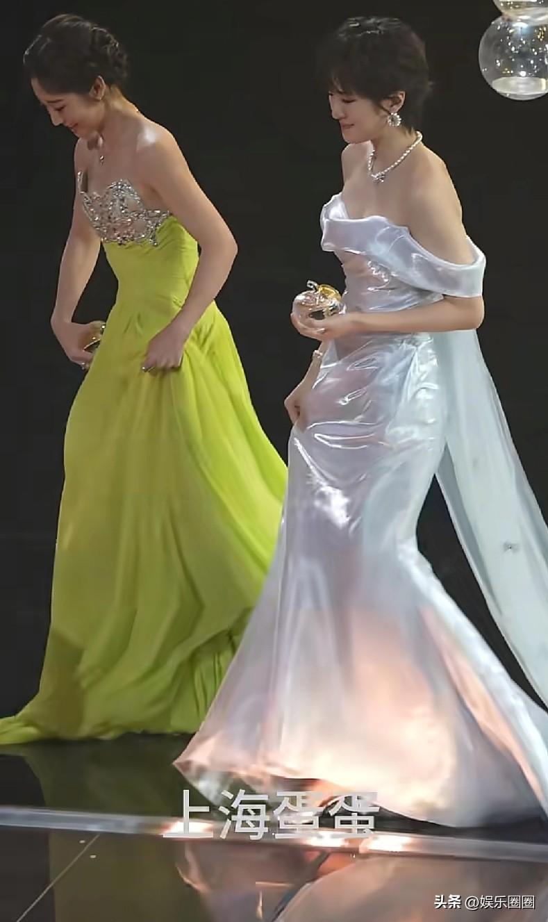 姚安娜在央视鸿蒙盛典上的造型真的太绝了！

她穿的白色露肩礼服裙，尽显优雅从容，