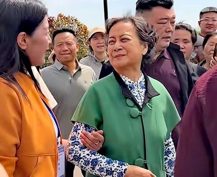 大家聚在一起，聊得可开心了！从小看她的剧长大 ， 观音来了福气多。接福，接平安。