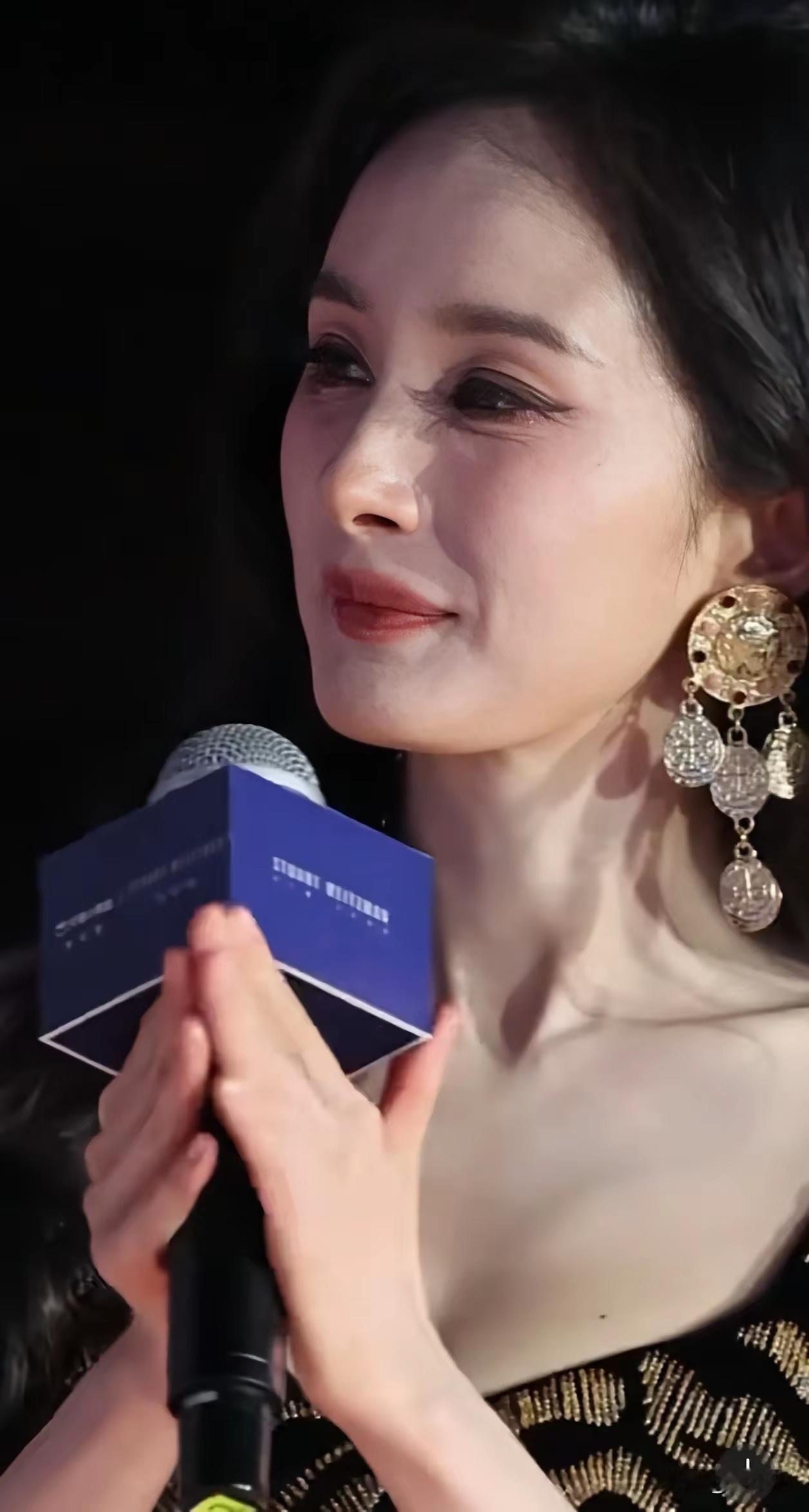 40岁的杨幂现在是这种状态，与普通人对比的话，真的维持的很不错 ​​​