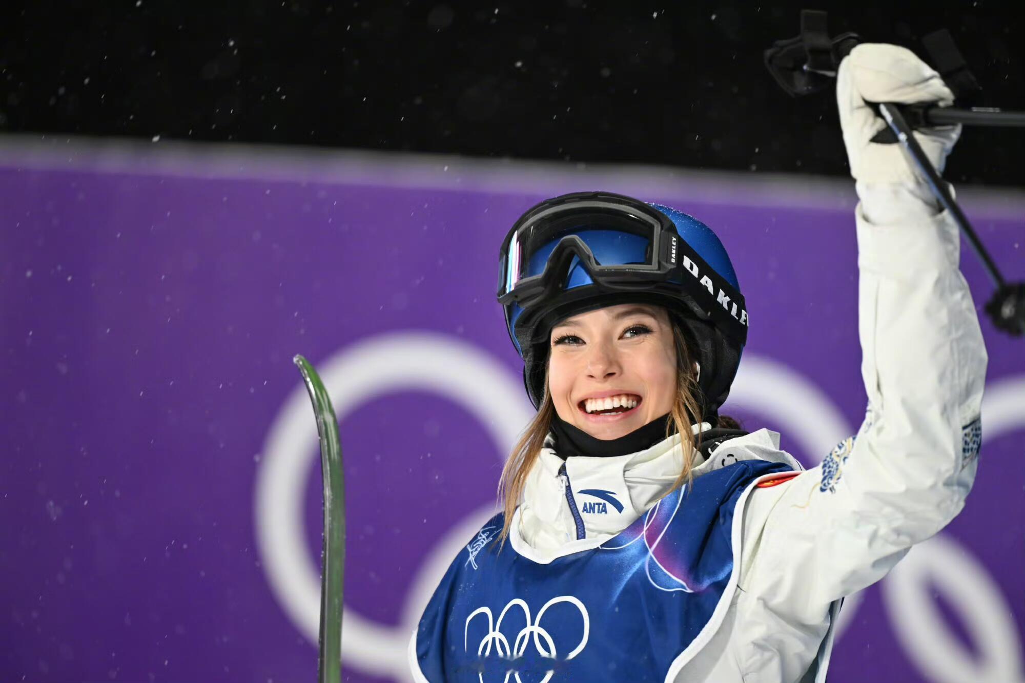 谷爱凌大跳台决赛第三跳前眼神2026，米兰。自由式滑雪女子大跳台决赛，第二跳，失