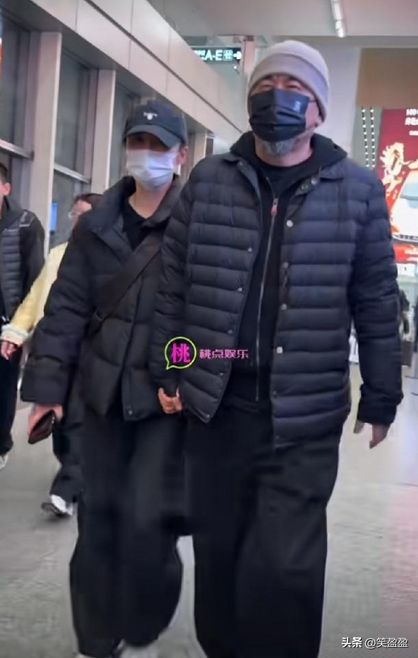 陈建斌蒋勤勤手牵手
在重庆老家过年。
结束回京，
四大爷依然紧紧牵着老婆的手，