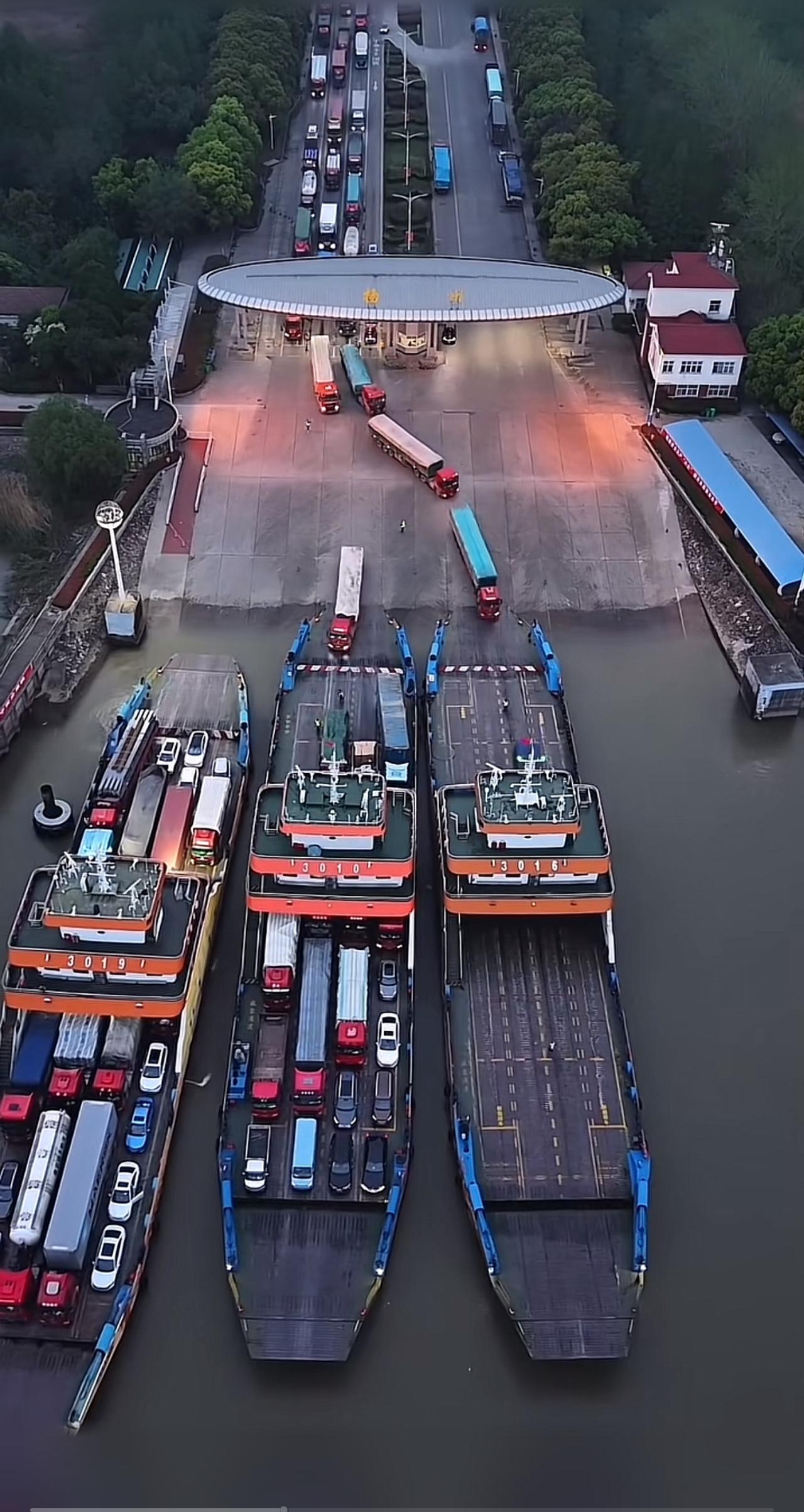 中国的基建这么发达，为啥不修建一座桥呢，轮渡的效率也太低了吧，修座桥才能造福地方