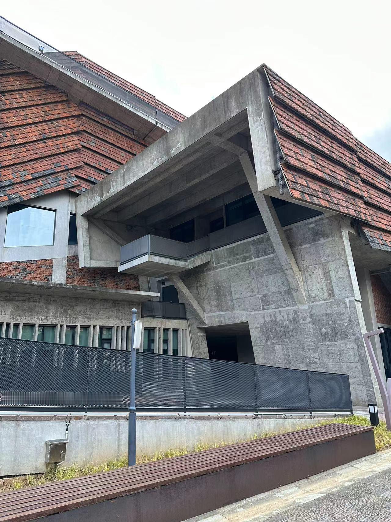 朋友发过来的现场照片，王澍多年前的作品，过程中几近烂尾，近日据说又开始施工，有望