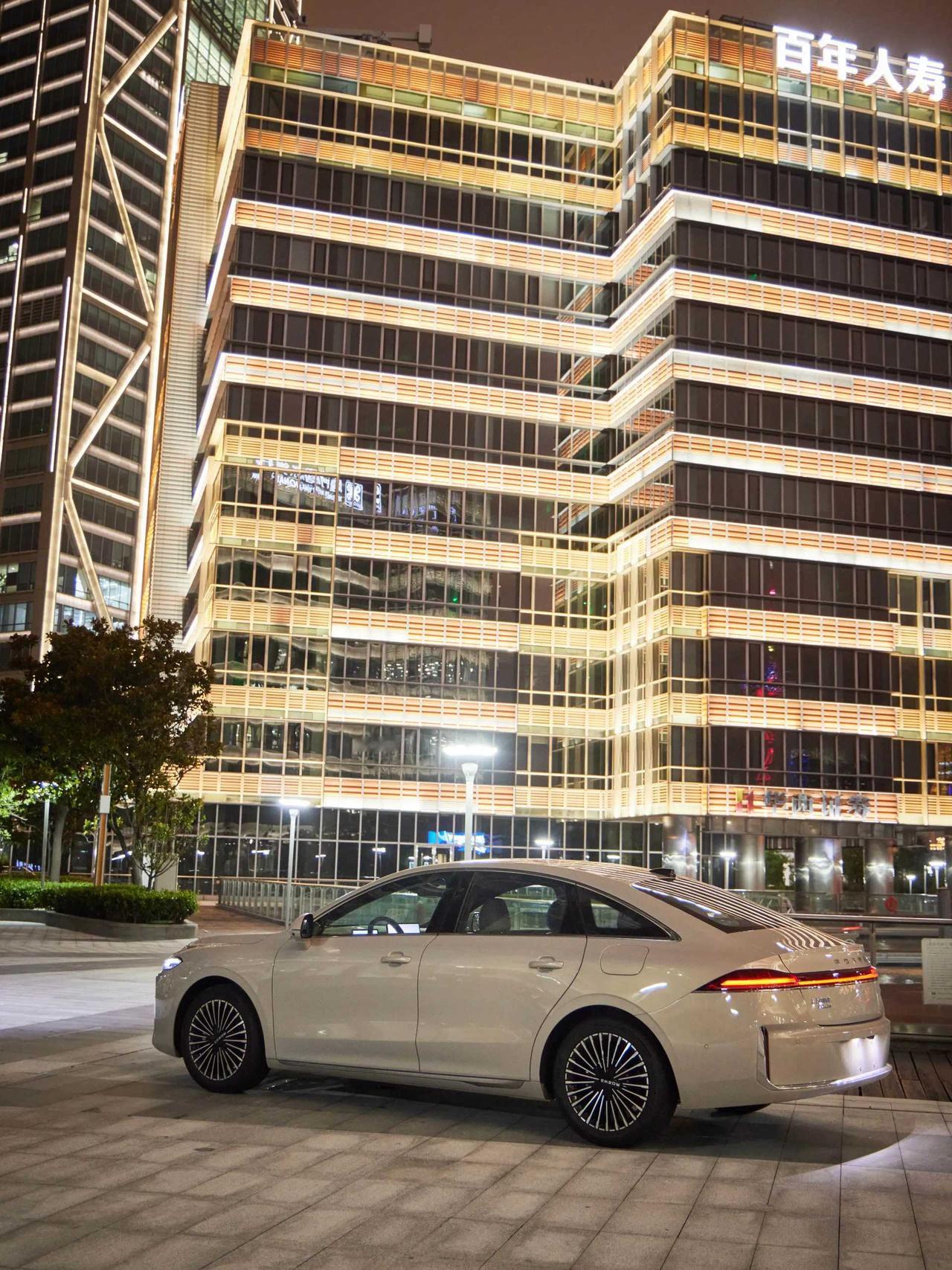 早上刷新闻，看到王健林赎回一座万达广场的消息。在一片唱衰声里，这操作确实让人有点