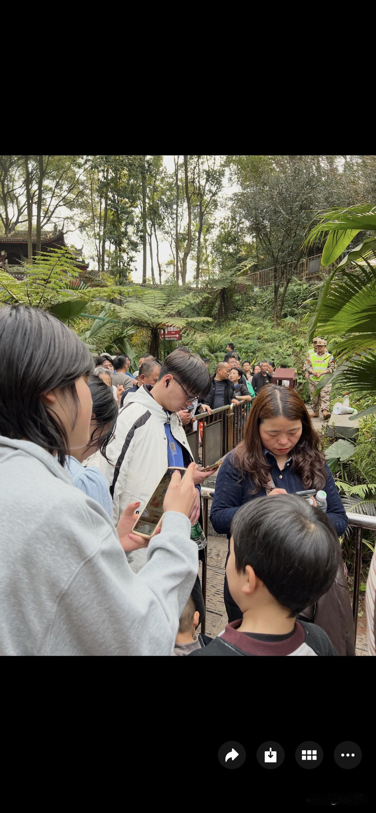 从乐山上到乐山脚下要排3个小时[捂脸][捂脸][捂脸][捂脸][大哭][大哭][