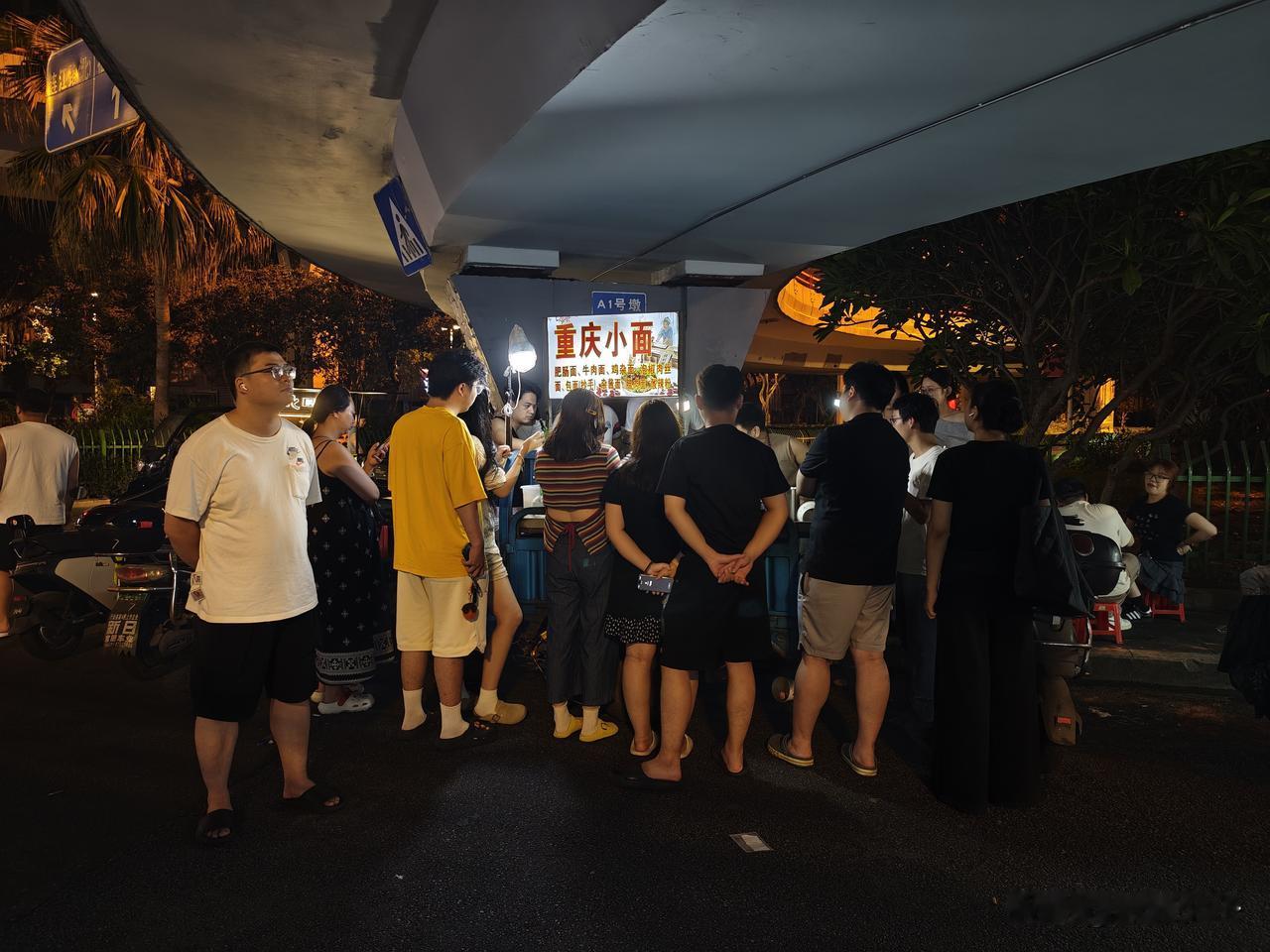 凌晨一点半，五里亭桥下的夜市悄然上线。
夜色沉沉，烟火气慢慢升腾，各式美食摊位陆