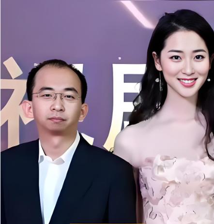 “简直是一朵鲜花插在了牛粪上！”2022年，坐拥10亿身家的最丑男星巨兴茂和大美