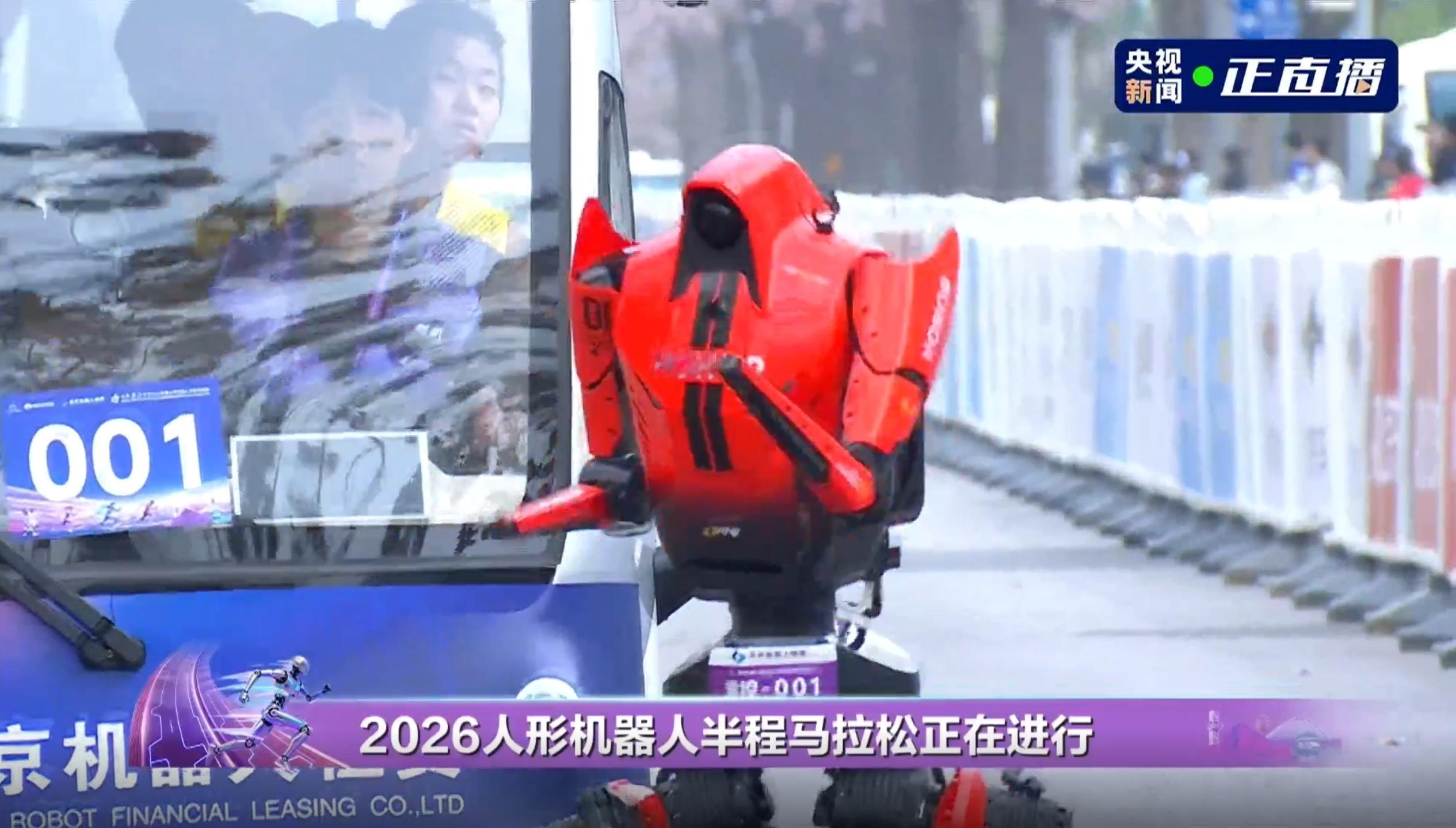 这届亦庄机器人半马的冠军，没想到竟然是手机圈的老朋友——荣耀。高性能关节模组、激