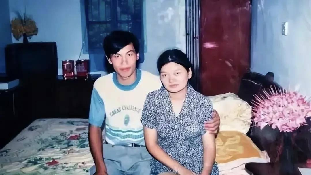 湖北一农村小伙，新婚夜对妻子说：“我这辈子，只想画画”，妻子默默点头。自此小伙常