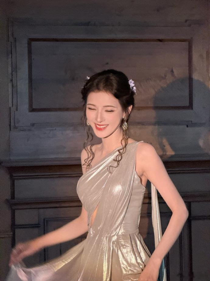 张予曦家门口红毯透着贵气、张予曦在沈阳家门口美出圈在沈阳家门口也能走出高定红毯气