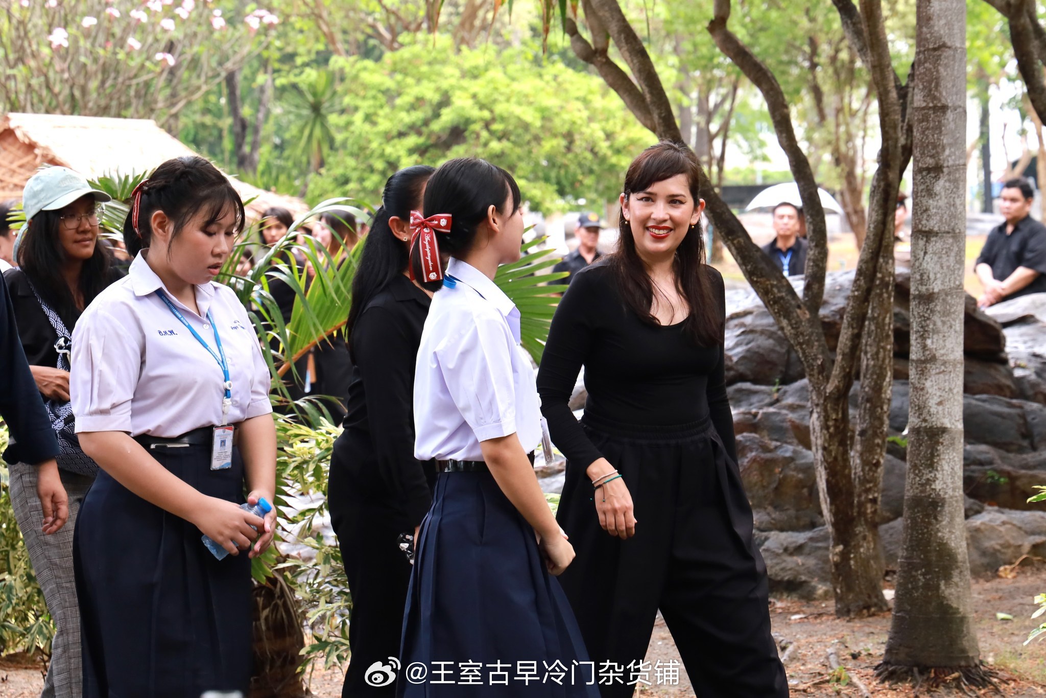 王室王室泰国王室诗丽吉亚 2026年3月12日，诗丽吉亚和她的美术部同事开始走基