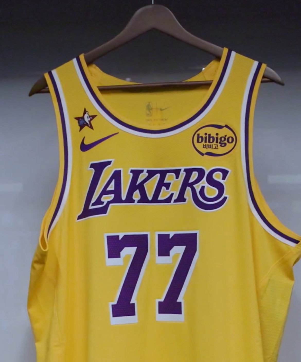 作为本届全明星的票王和首发球员，东契奇今天的比赛球衣将带有全明星徽章⭐️ 