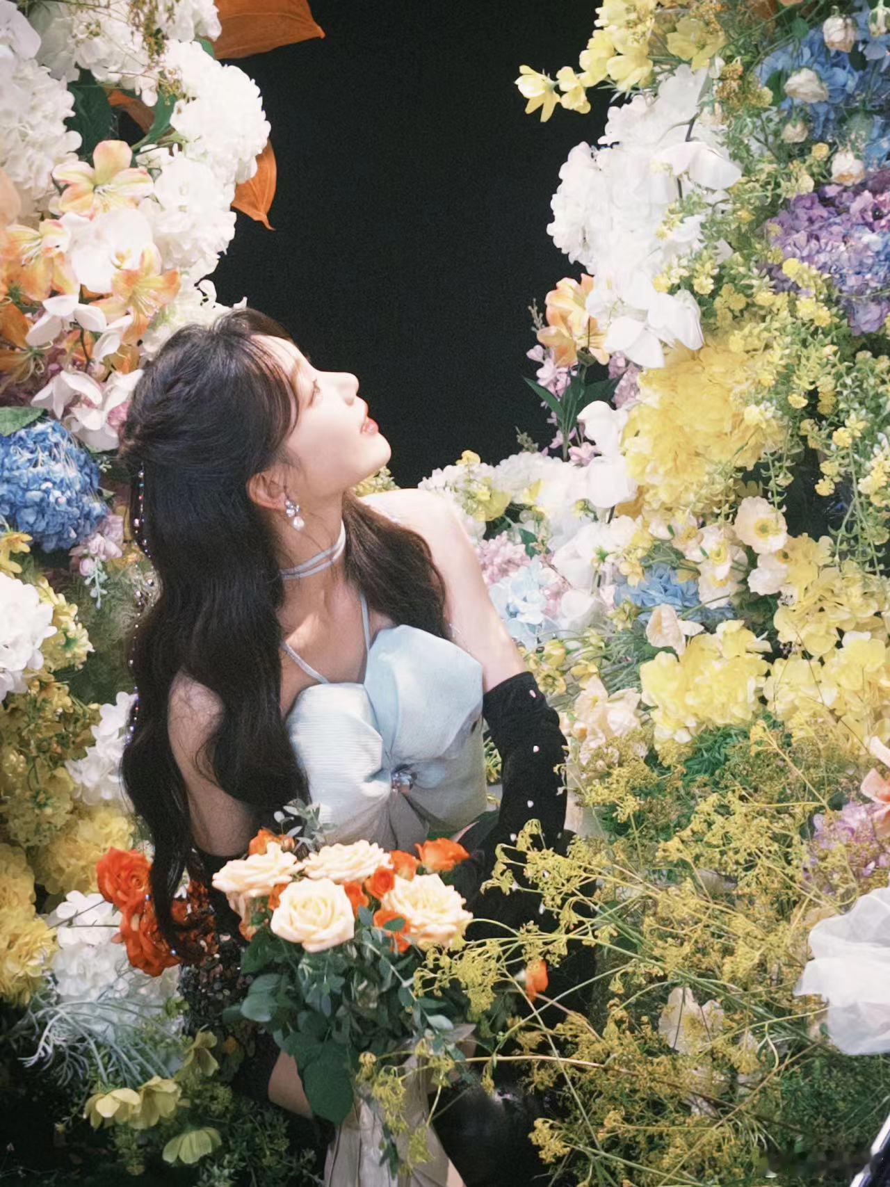 #徐梦洁锁骨可以养鱼了##徐梦洁莫奈公主风# ​当徐梦洁身着莫奈公主风的服饰，她