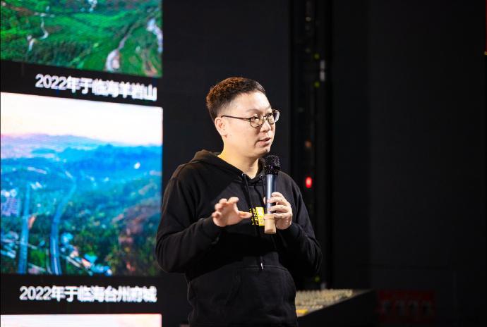 台州85后青年20年光影坚守丈量祖国山河当无人机掠过山海，镜头定格城市建设的壮阔