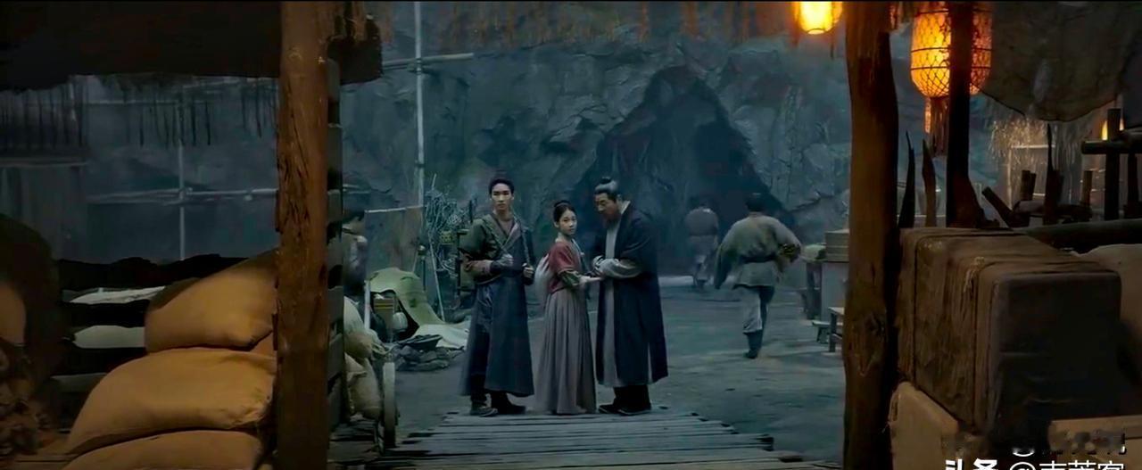 他刚埋葬了儿子，转身就带两个陌生孩子回老家。
张升在《长安二十四计》里演了一出最