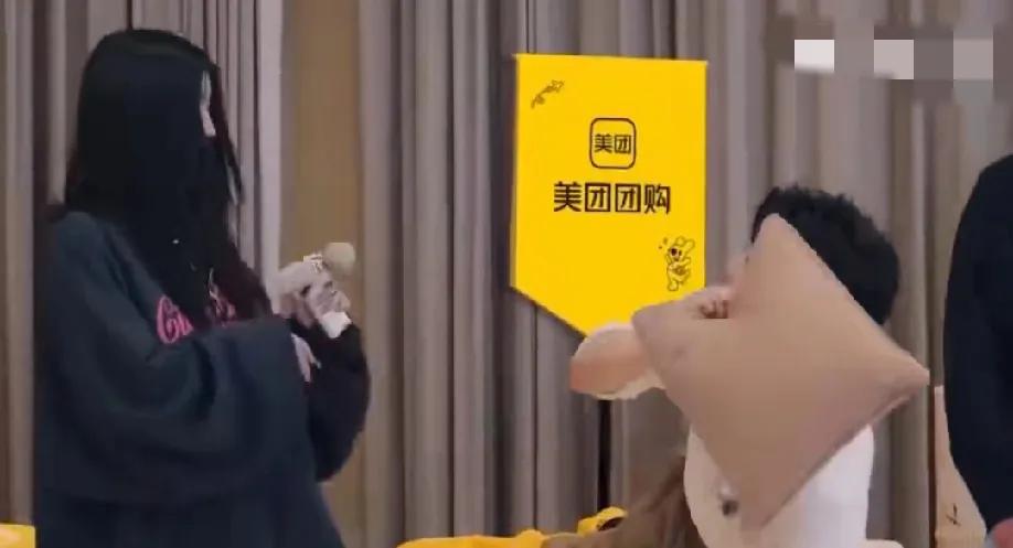 沈腾表弟的节目上打嘉宾被沈腾家法伺候，起因是赵小棠给沈腾表弟冯满用筋膜枪，太疼了