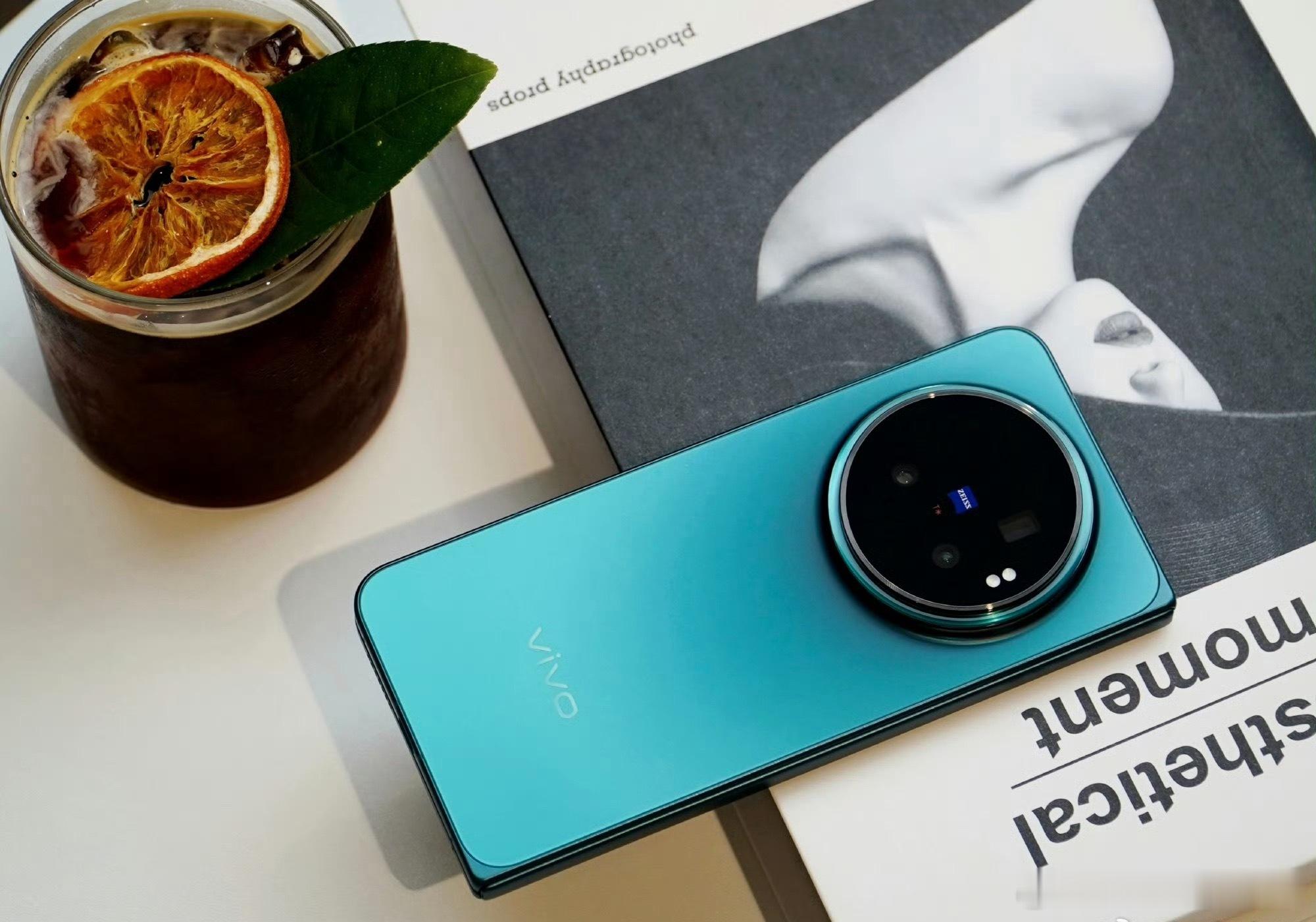 vivo X Fold6蓝洞配色图赏，不同光线下会显示出不同的色彩感受，满分十分