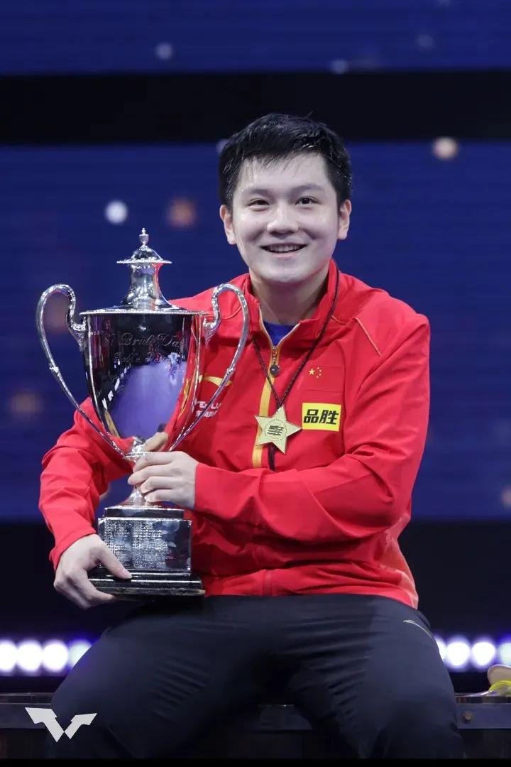 虽然很喜欢小胖，但是马龙取的成就，基本上是前无古人后无来者，樊振东已无望追上。
