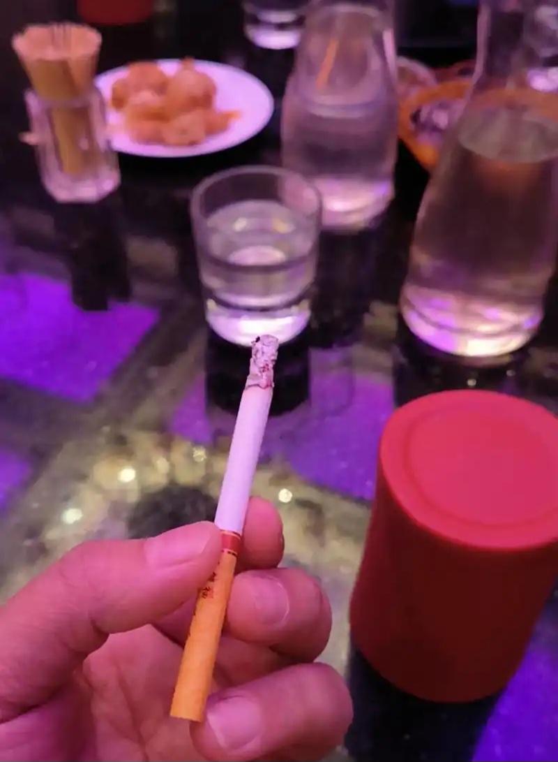 不抽烟不喝酒的人会比抽烟喝酒的过得更富吗？
如果一个人一天抽一包烟，按15元一包