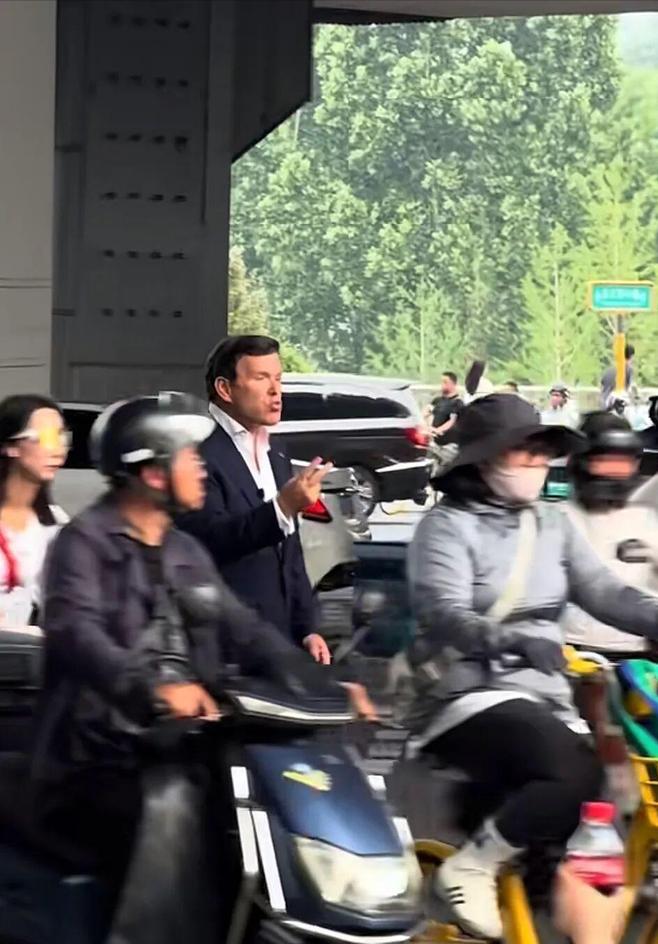 贝尔本想在北京街头导演一出“中国监控严苛”的戏码，结果剧本完全失控，自己成了笑话