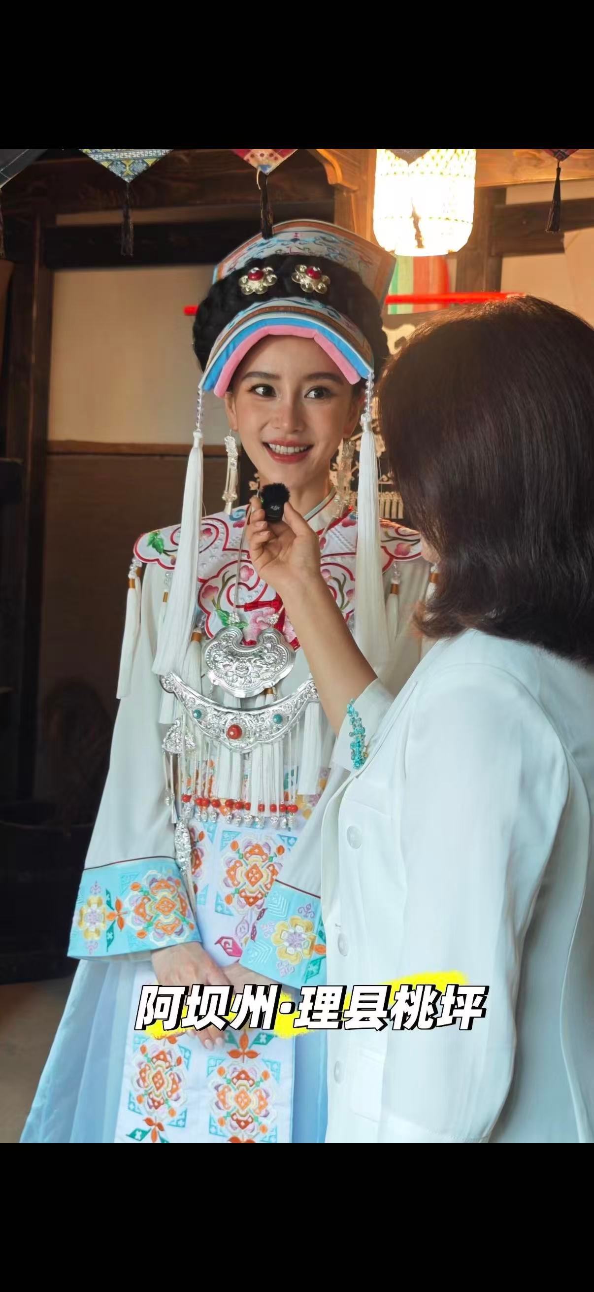 angelababyangelababy  现在商场人特别特别多，活动下午才能开