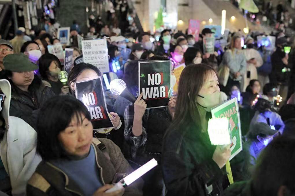 东京新宿的街头，大批日本民众聚在一起，把心里的不满直接喊到了明面上

3月28日