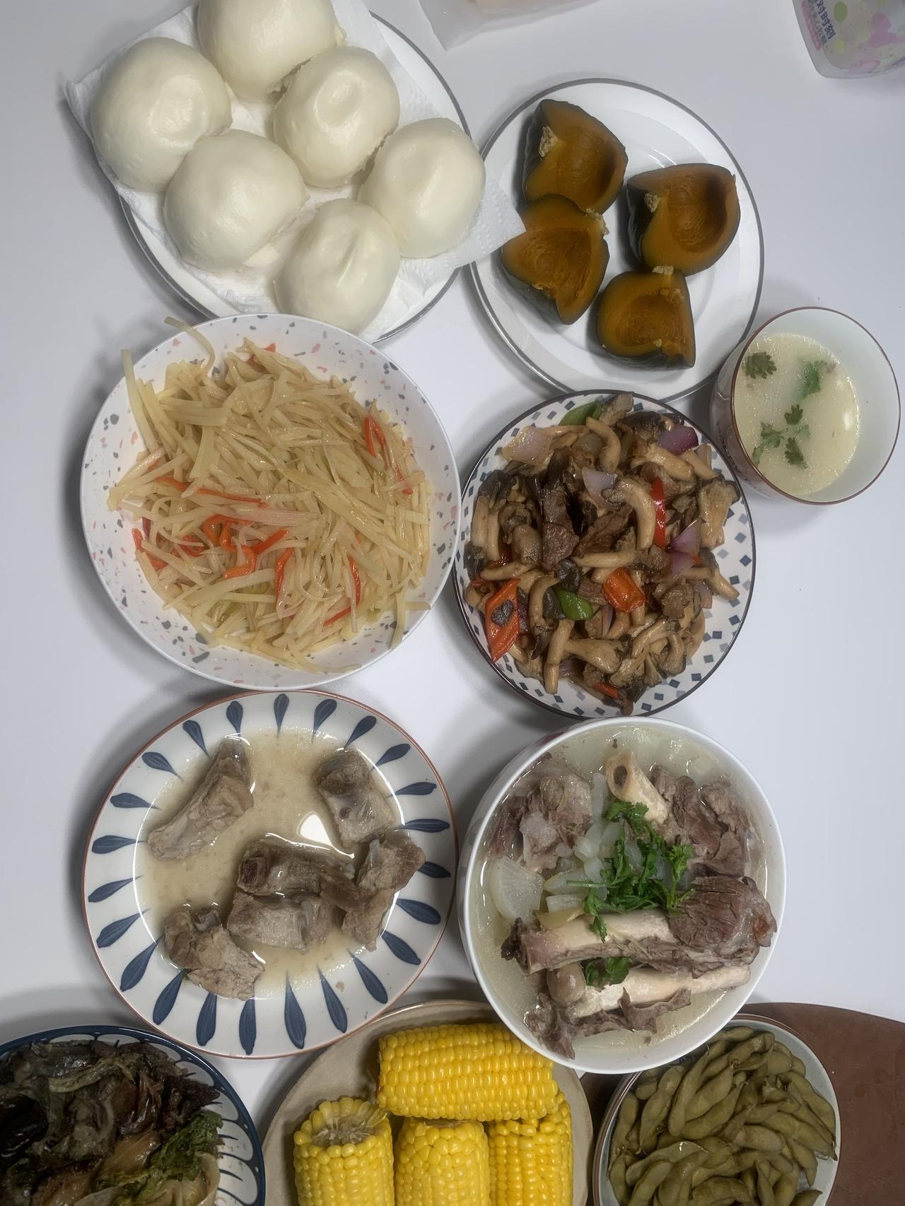 打卡今日晚餐：
今日晚餐：萝卜炖羊小腿，肉炒蘑菇，酸辣土豆丝，毛豆，玉米，豆沙包