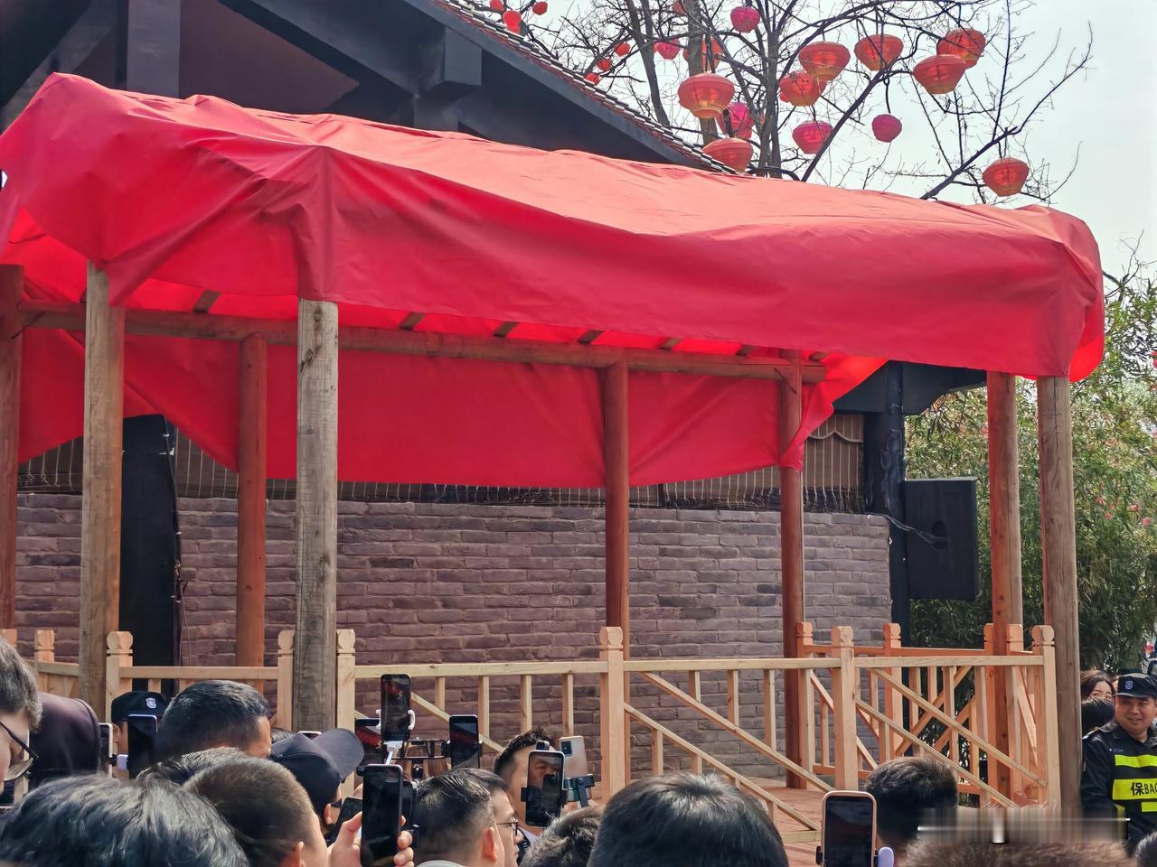 为了更好的表演效果，开封万岁山连夜搭建了，更大更宽敞的新王婆茶棚，您看看感觉咋样