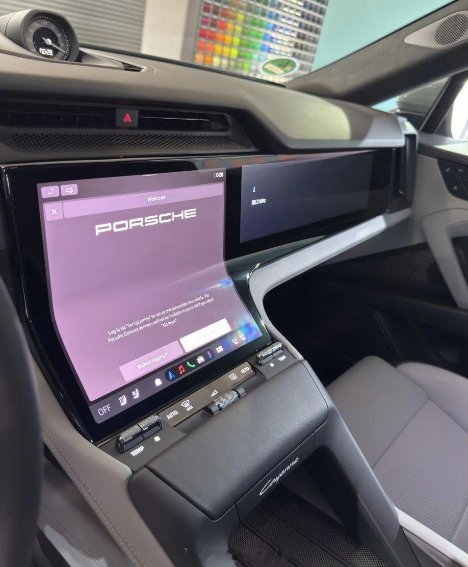 保时捷新款纯电 Cayenne Turbo，中控屏设计成了弧面屏…根据手机厂商经