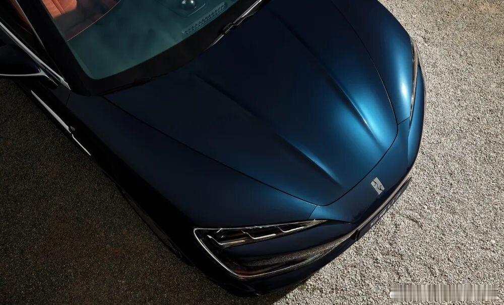 当城市的天际线在后视镜里慢慢淡去，自由就成了唯一的导航。 “星河蓝”在灯影下流淌