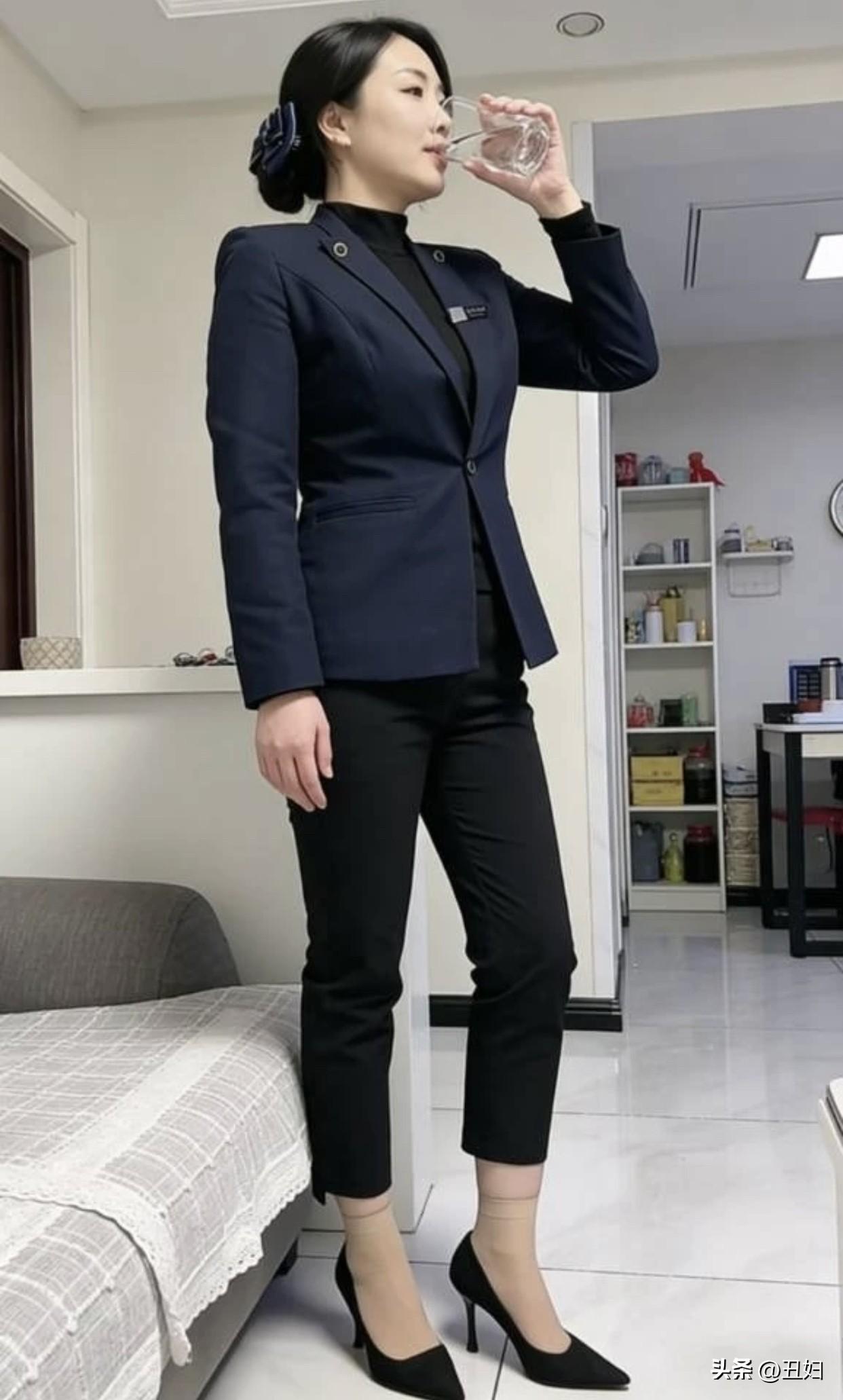 从内在讲，温柔包容、活力健康的女生很有魅力。成熟性感的女人如陈酿美酒，仪态端庄；