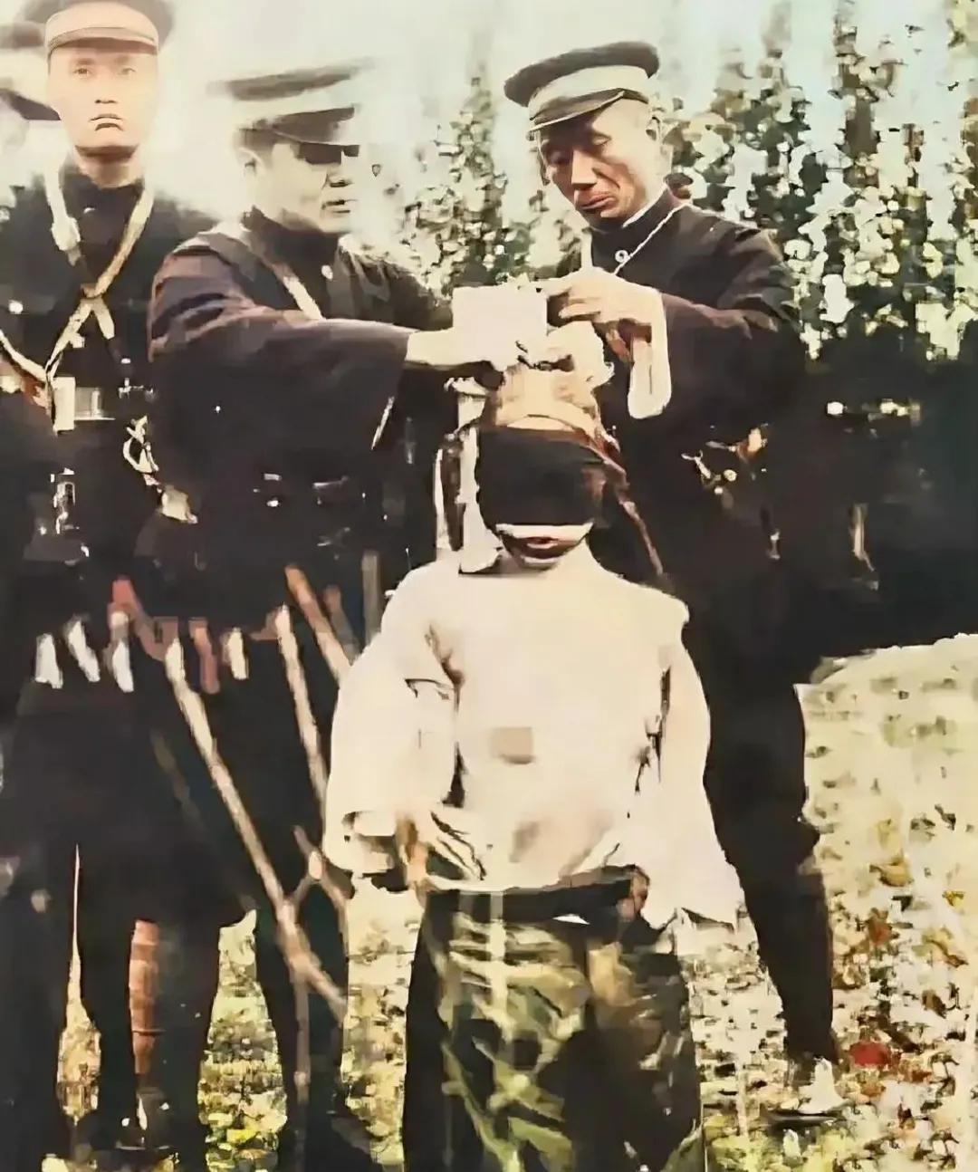 1915年，一名女犯人被绑在木桩上，面对着行刑的刽子手，她袒露着上身，看起来非常