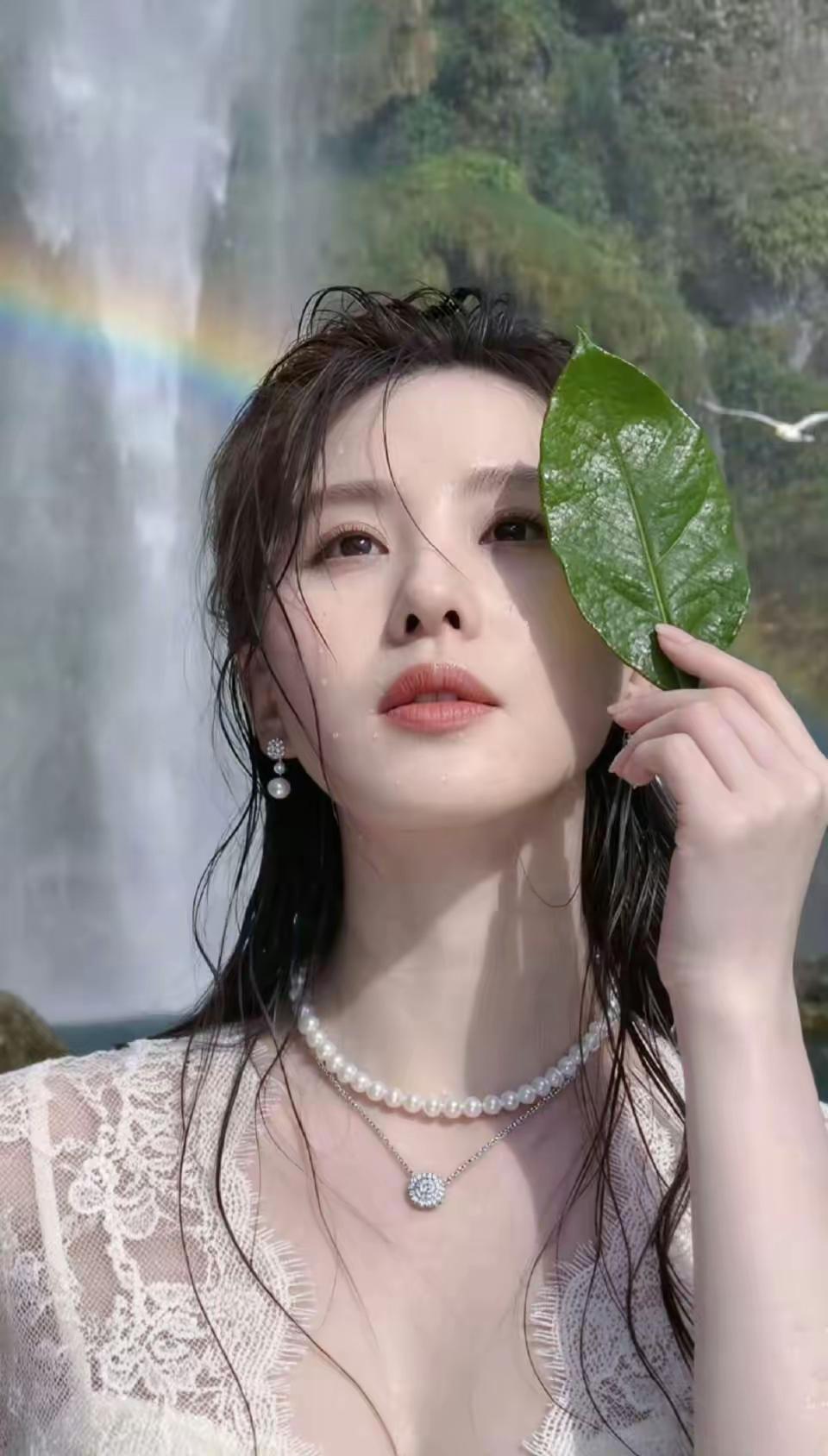 刘诗诗
美得像天使
五官精致柔和
吴奇隆真的是捡到宝了[比心]
