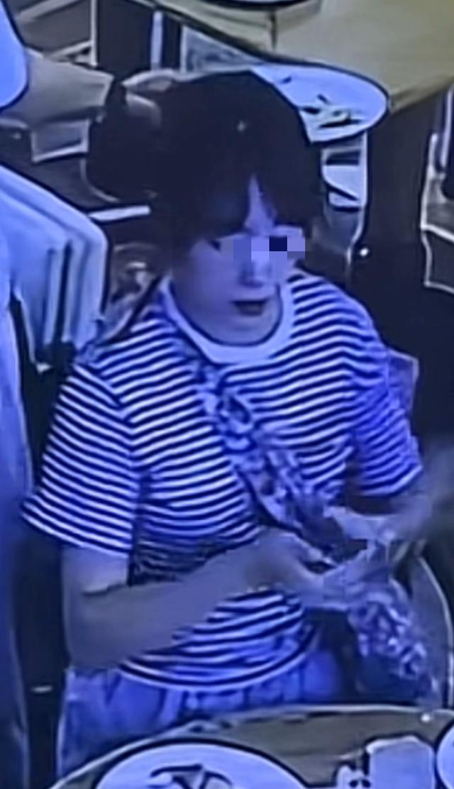 8月26日，西安某酒店内，走来一位手牵一个6岁左右小女孩，身穿条纹上衣，年约三十