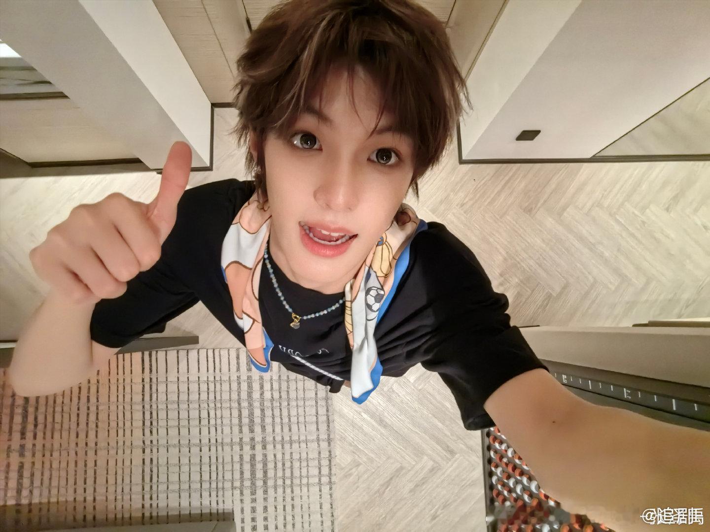 张泽禹感觉状态老好了张泽禹这三天大家都辛苦了舞台上的小细节最能彰显功底，张泽禹用