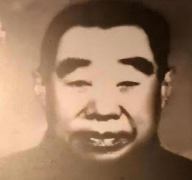 西路军副营长沦为奴隶。1949年青海解放后，他看到解放军帽子上的红星，对站岗的战