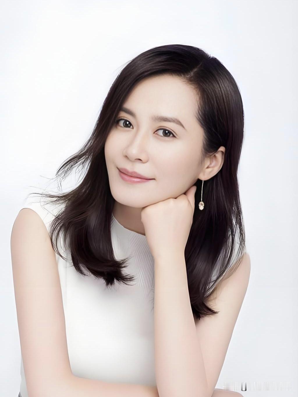 岁月从不败美人，俞飞鸿以从容优雅诠释东方韵味，一颦一笑皆是时光沉淀的温柔力量。走