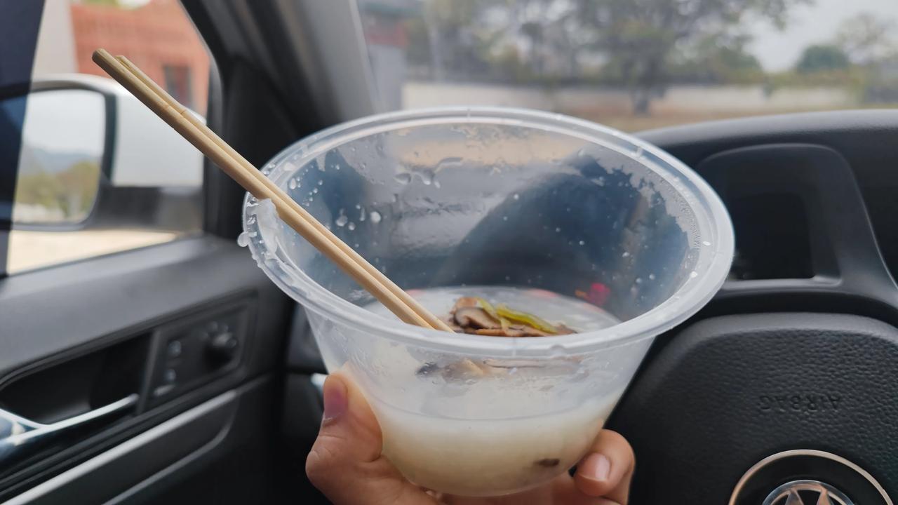 天气变得真快，昨天短袖晒一层皮，今天就得棉服了！古墓门前，来碗白粥暖暖身子，吃完