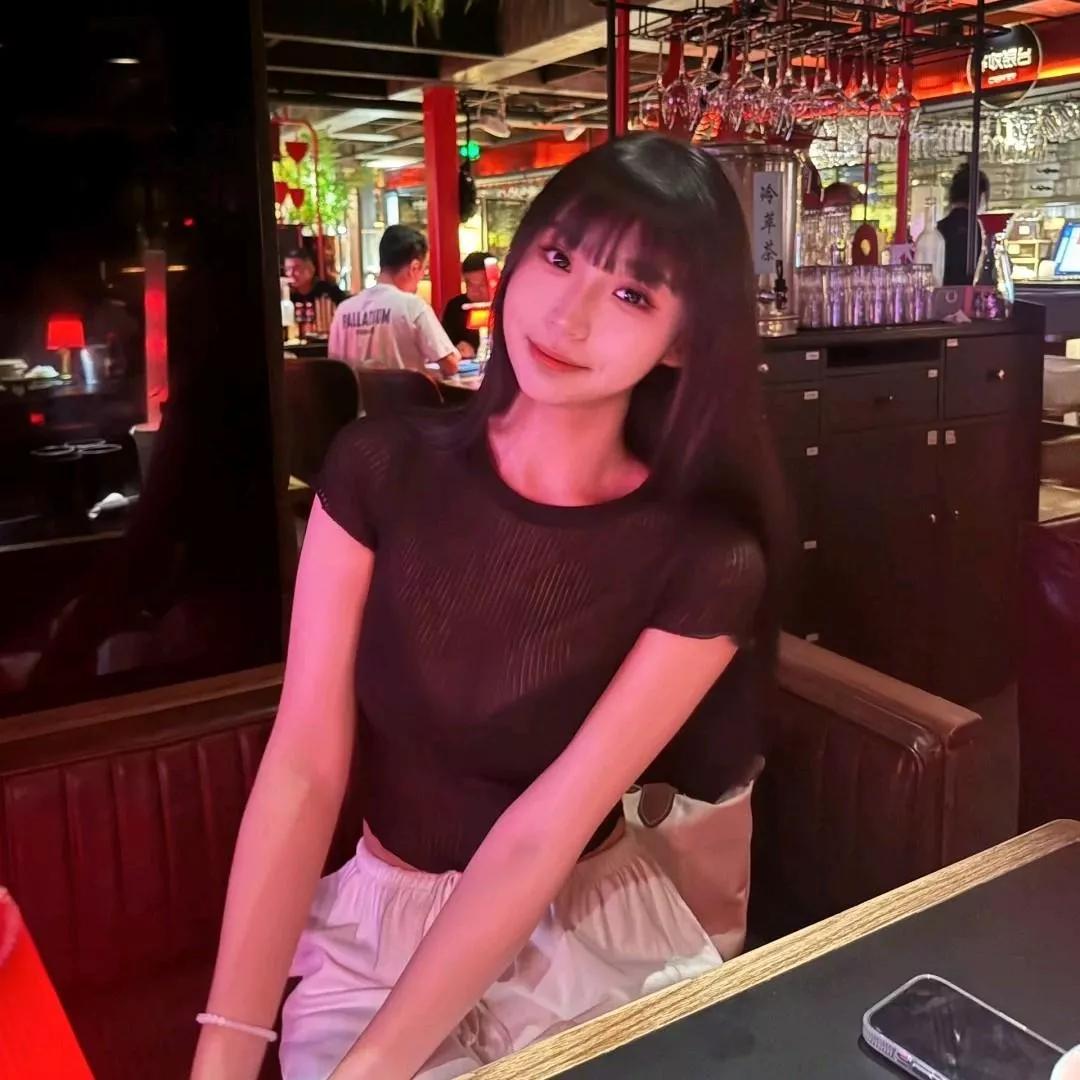 微醺的夜晚，与朋友相聚的美好时光。闺蜜微醺时光 闺蜜微醺喝酒 闺蜜微醺日常 酒吧